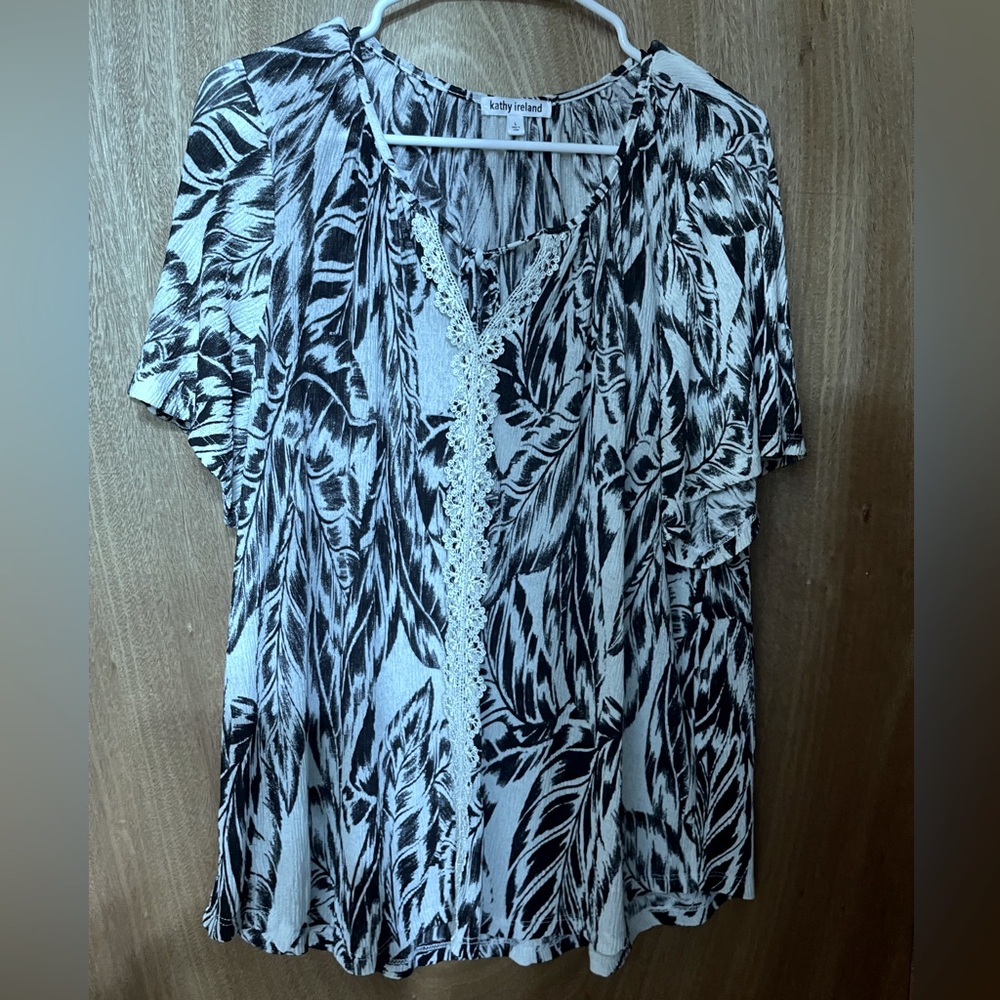 Kathy Ireland Large top never worn just washed Black and white